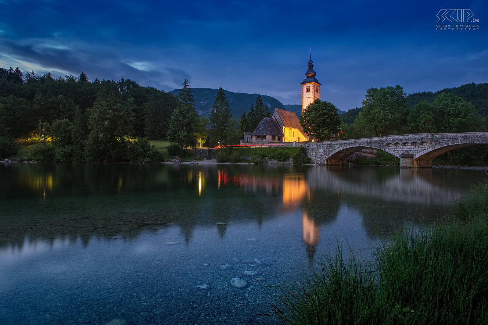 Het meer van Bohinj - Ribcev laz by night Het meer van Bohinj is een van de mooiste meren van Slovenië. Aan de oever nabij het dorpje Ribcev laz ligt de oude brug en de Johanneskerk. Stefan Cruysberghs